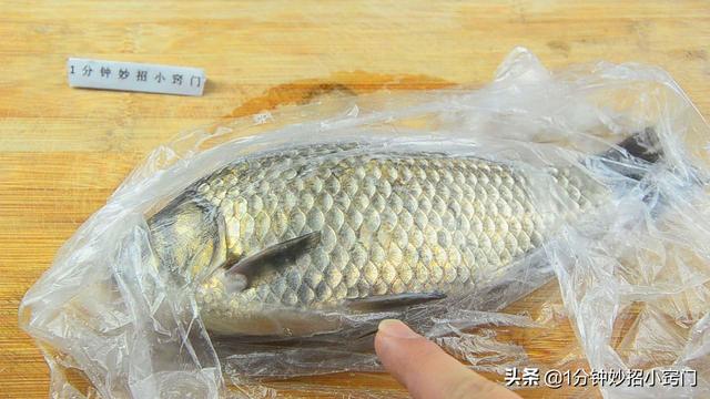 不用任何工具，一個塑料袋就把魚鱗徹底刮乾凈，又快又好！超實用！
