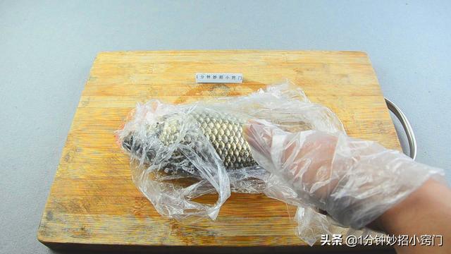 不用任何工具，一個塑料袋就把魚鱗徹底刮乾凈，又快又好！超實用！