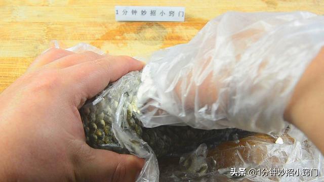 不用任何工具，一個塑料袋就把魚鱗徹底刮乾凈，又快又好！超實用！