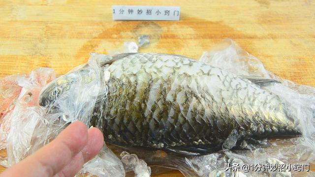 不用任何工具，一個塑料袋就把魚鱗徹底刮乾凈，又快又好！超實用！