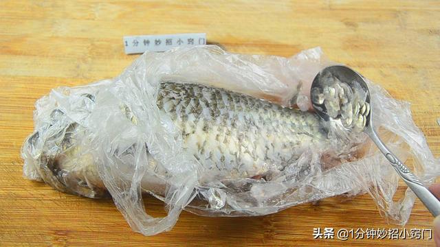 不用任何工具，一個塑料袋就把魚鱗徹底刮乾凈，又快又好！超實用！
