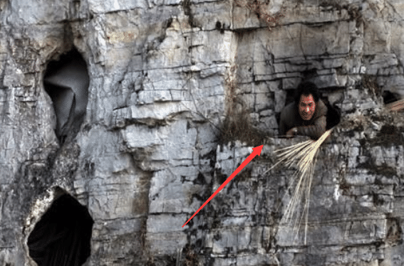 男子被大山「壓」了30年,當地人稱現實版「猴哥」,妻子:他不算男人