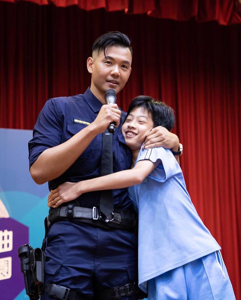 陳建州當警察首曝爺爺身分！ 曬他年輕帥照網驚「好像周潤發」感謝有機會「致敬天上的他」
