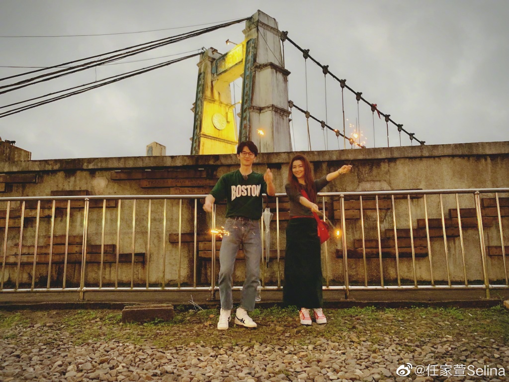 Selina宣布「交往小11歲張軒睿」轟動兩岸 曬放閃照「好姐妹Hebe激動留言」網崩潰:露出馬腳了!