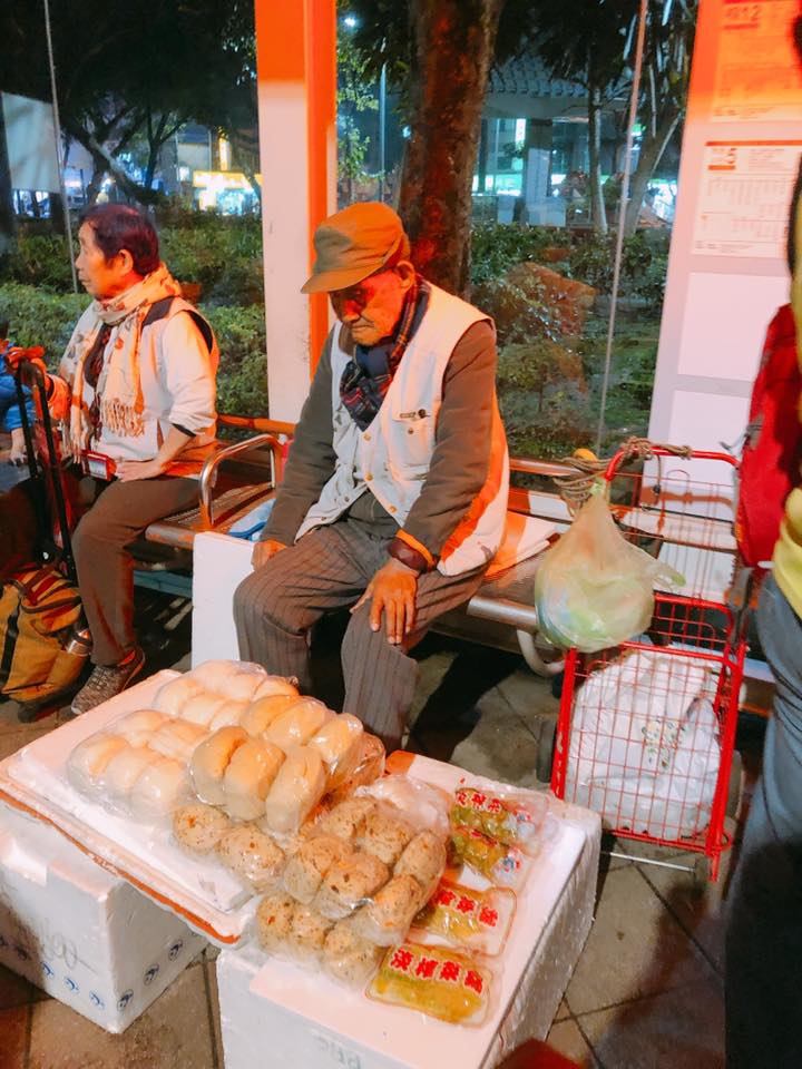 百歲爺扛家計！徒步走40分「賣手工饅頭」為兒籌醫藥費　「心疼小40歲妻」太辛苦：別上班我養妳