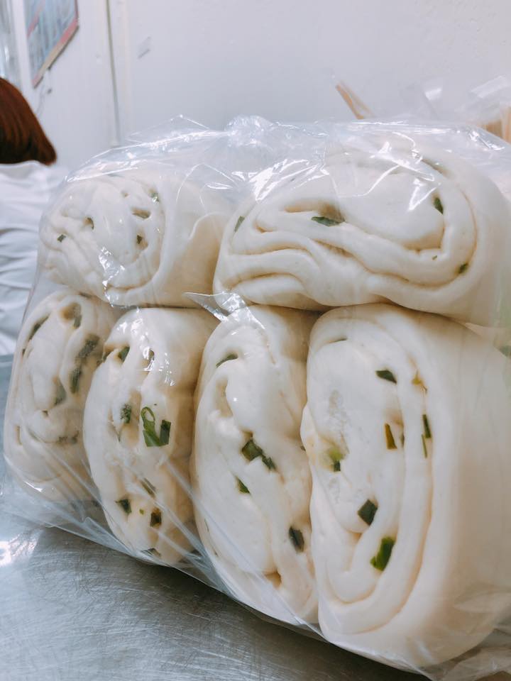 百歲爺扛家計！徒步走40分「賣手工饅頭」為兒籌醫藥費　「心疼小40歲妻」太辛苦：別上班我養妳