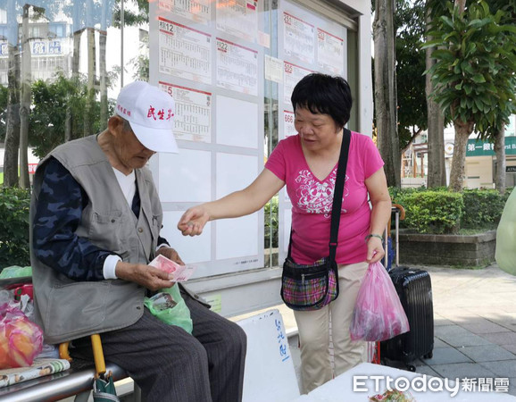 百歲爺扛家計！徒步走40分「賣手工饅頭」為兒籌醫藥費　「心疼小40歲妻」太辛苦：別上班我養妳