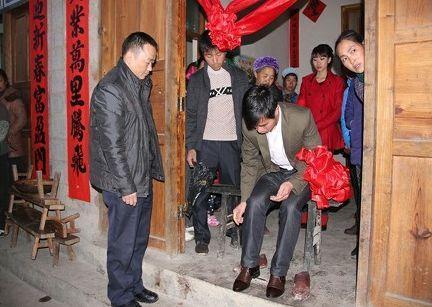 懷孕後老公給我請了個保姆,她出去買菜沒帶手機,接個電話我愣了