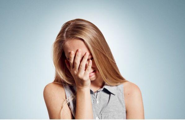 懷孕後老公給我請了個保姆,她出去買菜沒帶手機,接個電話我愣了