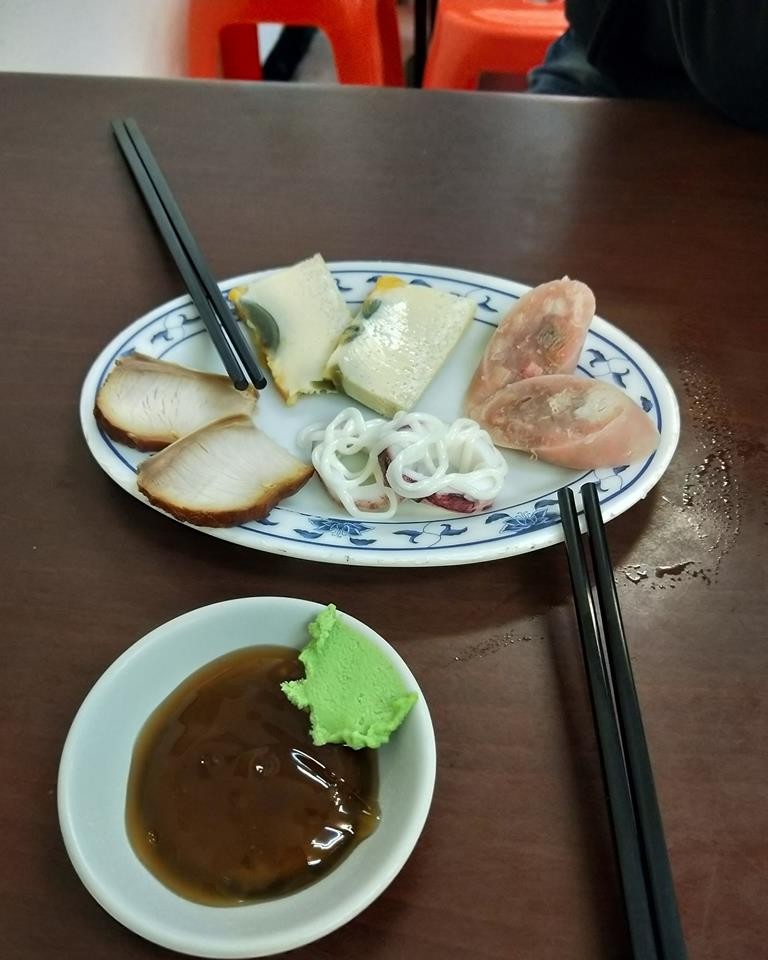 台南小菜60元！女遊客驚見「一盤只有8片」控訴太坑人　網友看完「卻力挺老闆」：不會吃還怪人