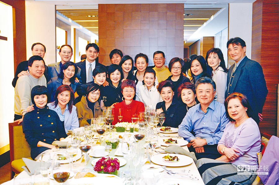 「影后閨蜜」婚禮「林青霞親自獻唱」大咖好友全到場　「60歲再當嫁娘」擁抱幸福第二春