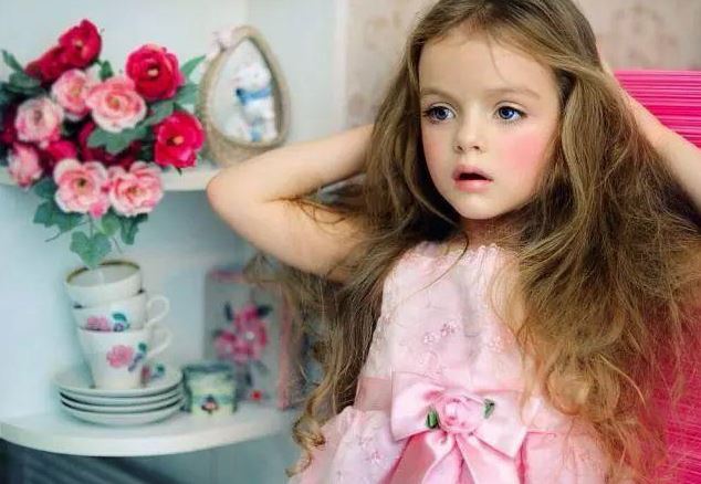 3歲爆紅全球！俄羅斯小童模被封「世界最美女娃」　長大後「美少女臉孔」再度驚艷世界：完全沒長歪