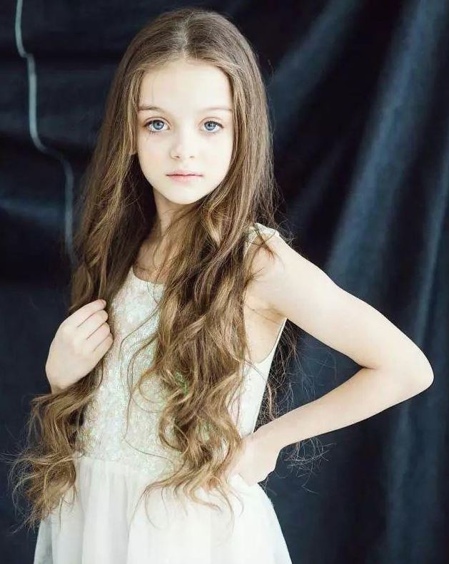 3歲爆紅全球！俄羅斯小童模被封「世界最美女娃」　長大後「美少女臉孔」再度驚艷世界：完全沒長歪