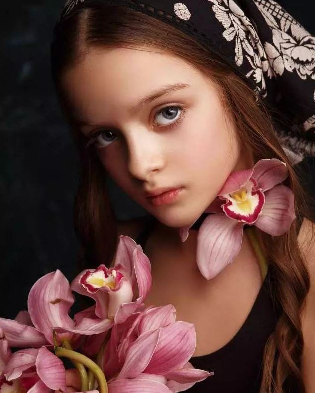 3歲爆紅全球！俄羅斯小童模被封「世界最美女娃」　長大後「美少女臉孔」再度驚艷世界：完全沒長歪