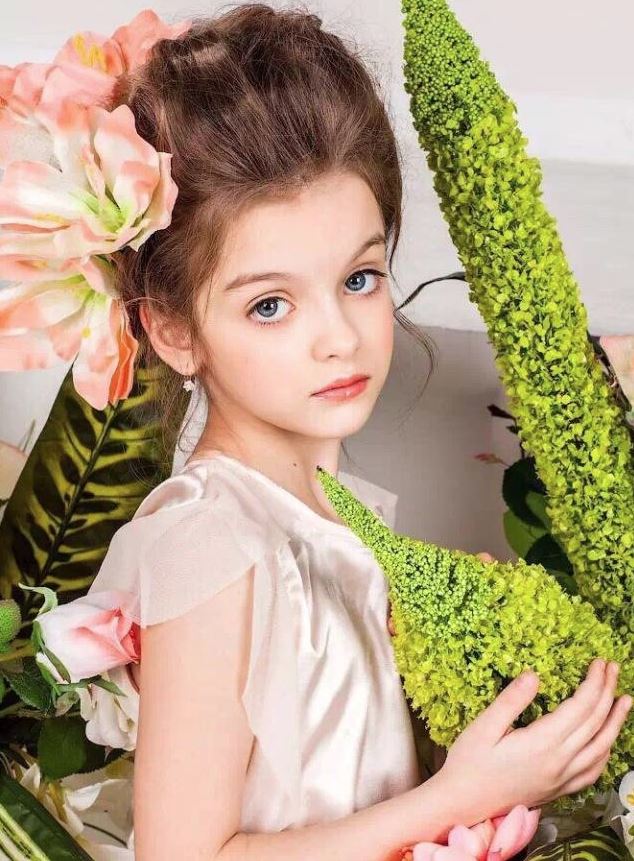 3歲爆紅全球！俄羅斯小童模被封「世界最美女娃」　長大後「美少女臉孔」再度驚艷世界：完全沒長歪