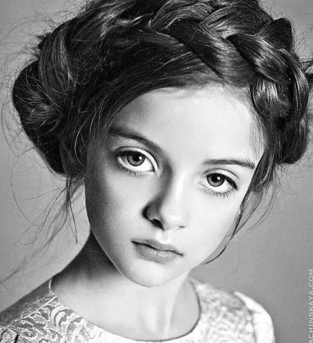 3歲爆紅全球！俄羅斯小童模被封「世界最美女娃」　長大後「美少女臉孔」再度驚艷世界：完全沒長歪