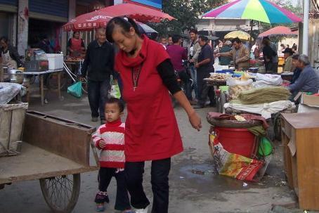 男子為了孩子找前妻復婚,進屋看到掛在牆上的婚紗照,男子呆住了!