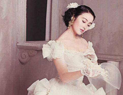 50歲張敏近照曝光!老公沒想到是冷峻帥哥!三字點評周星馳太準確!