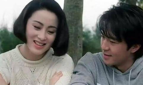 50歲張敏近照曝光!老公沒想到是冷峻帥哥!三字點評周星馳太準確!