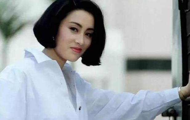 50歲張敏近照曝光!老公沒想到是冷峻帥哥!三字點評周星馳太準確!