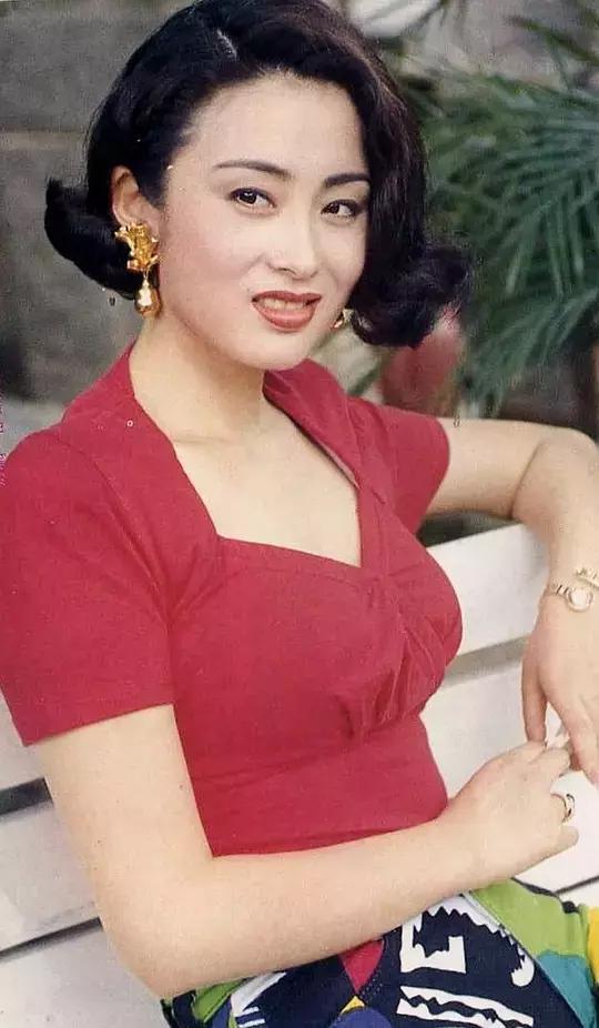 50歲張敏近照曝光!老公沒想到是冷峻帥哥!三字點評周星馳太準確!