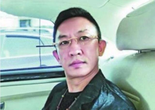 50歲張敏近照曝光!老公沒想到是冷峻帥哥!三字點評周星馳太準確!