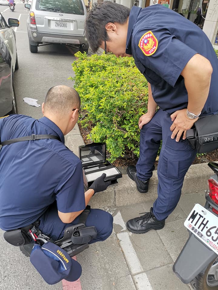機車踏板驚見「陌生黑盒子」！他看到後「立刻機警報警」萬人嚇壞警告：千萬不要用手碰