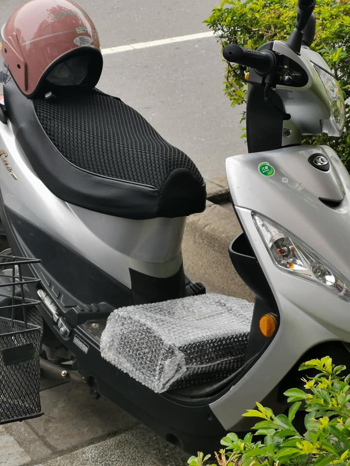 機車踏板驚見「陌生黑盒子」！他看到後「立刻機警報警」萬人嚇壞警告：千萬不要用手碰