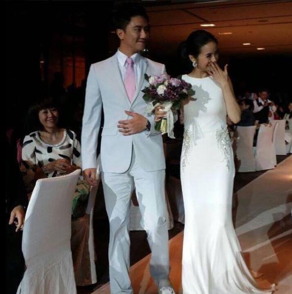 女神罕見放閃！林依晨難得曬「牽手老公正面照」　停工做人「老公站身後一個Move」甜炸❤