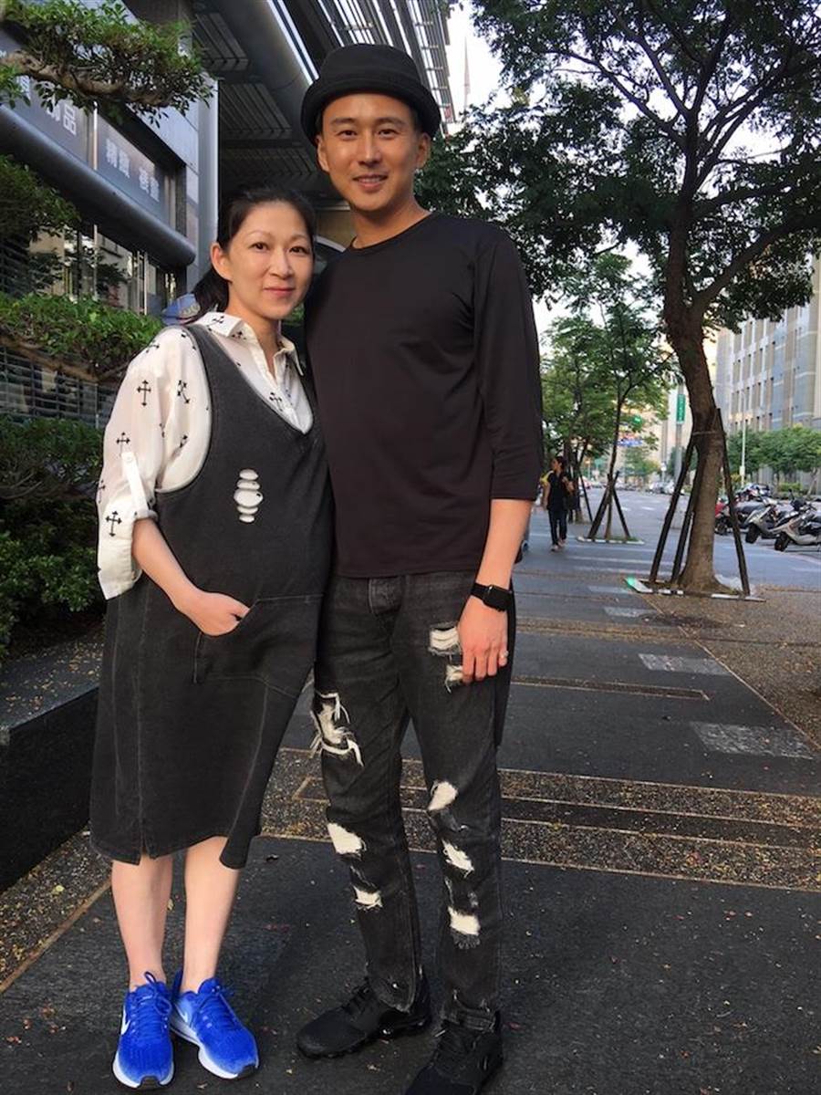 46歲顏嘉樂堅持親餵「高齡育兒一打二」嘆真不是人做的 曬4個月大龍鳳胎長相「遺傳大眼萌翻」