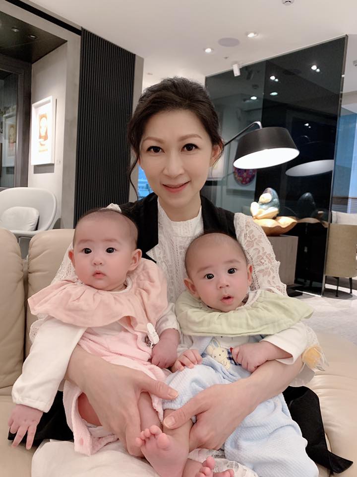 46歲顏嘉樂堅持親餵「高齡育兒一打二」嘆真不是人做的 曬4個月大龍鳳胎長相「遺傳大眼萌翻」
