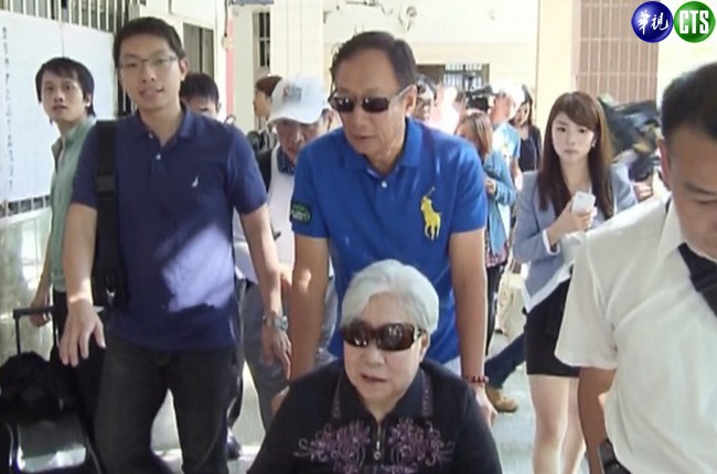 怕媽媽嫌貴！郭台銘偷偷要下屬「少報一個0」全買下　身價2600億不忘孝敬：希望她活到100歲