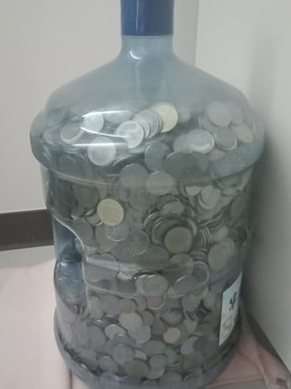 存了6年！媽媽挑戰「飲水機桶當豬公」想到就投硬幣　最後「剖開74公斤桶」嗨翻：可以出去放風啦