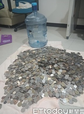存了6年！媽媽挑戰「飲水機桶當豬公」想到就投硬幣　最後「剖開74公斤桶」嗨翻：可以出去放風啦