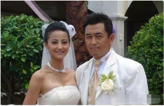 與前妻「未婚先孕」14年婚姻卻破裂　今娶小15歲妻子「認識3天閃婚」300萬禮金霸氣捐出