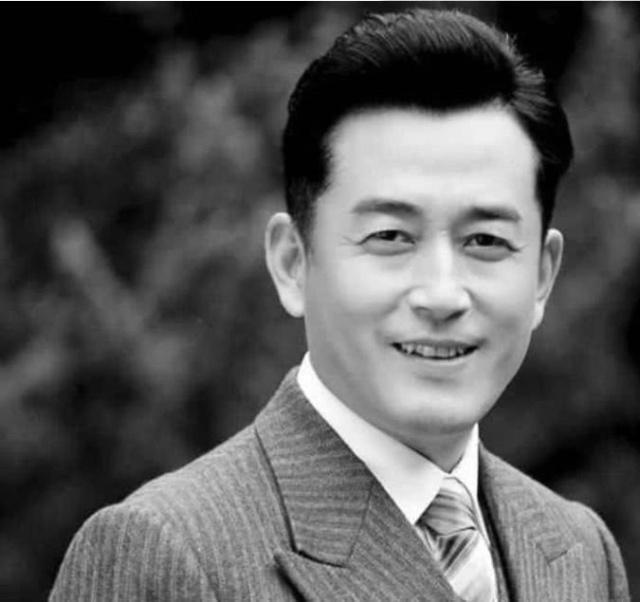 與前妻「未婚先孕」14年婚姻卻破裂　今娶小15歲妻子「認識3天閃婚」300萬禮金霸氣捐出