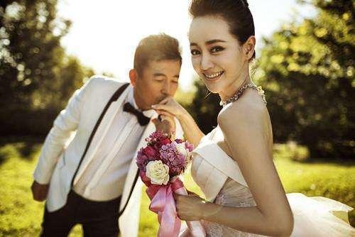 與前妻「未婚先孕」14年婚姻卻破裂　今娶小15歲妻子「認識3天閃婚」300萬禮金霸氣捐出