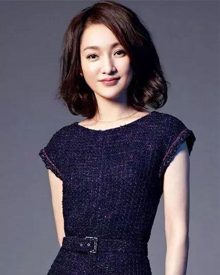 林志玲43歲、周迅43歲，兩人同穿白襯衫現身，氣質顯露無疑！