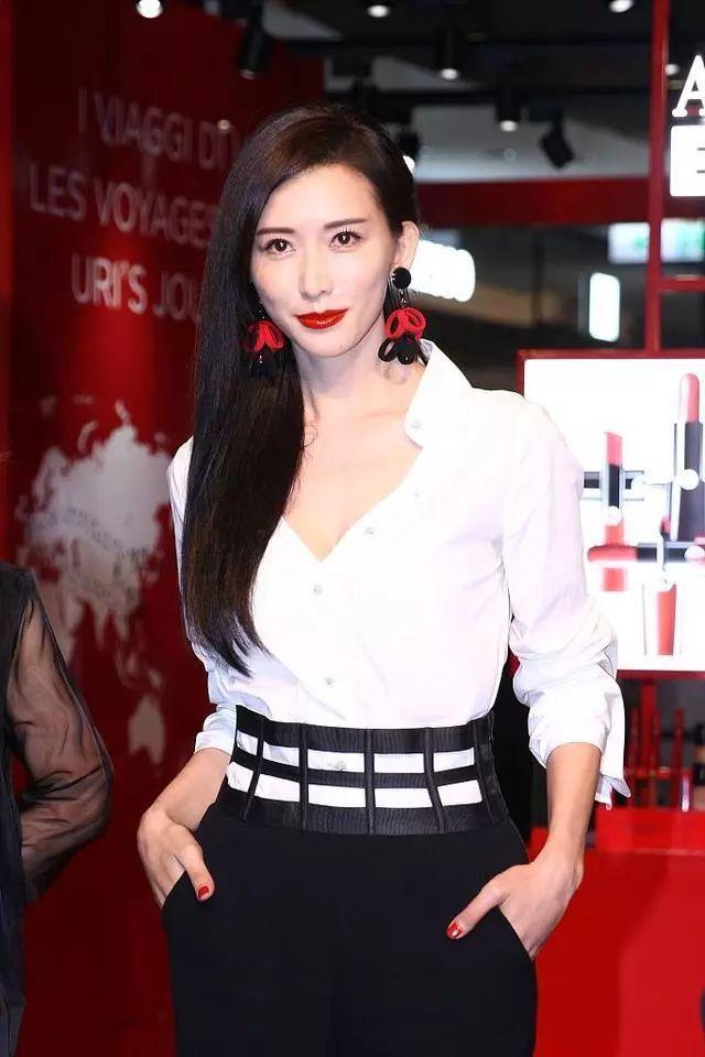 林志玲43歲、周迅43歲，兩人同穿白襯衫現身，氣質顯露無疑！