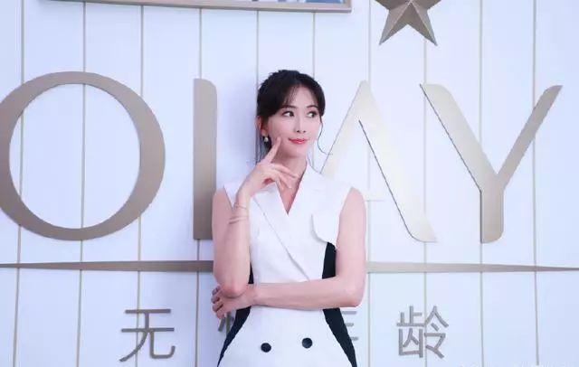 林志玲43歲、周迅43歲，兩人同穿白襯衫現身，氣質顯露無疑！