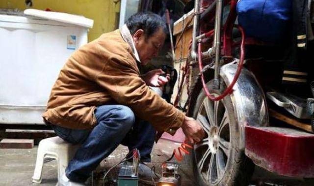 早退4分鐘！資深修理工被老闆無情「開除」　離開前把「豪車擦一遍」老闆損失慘重