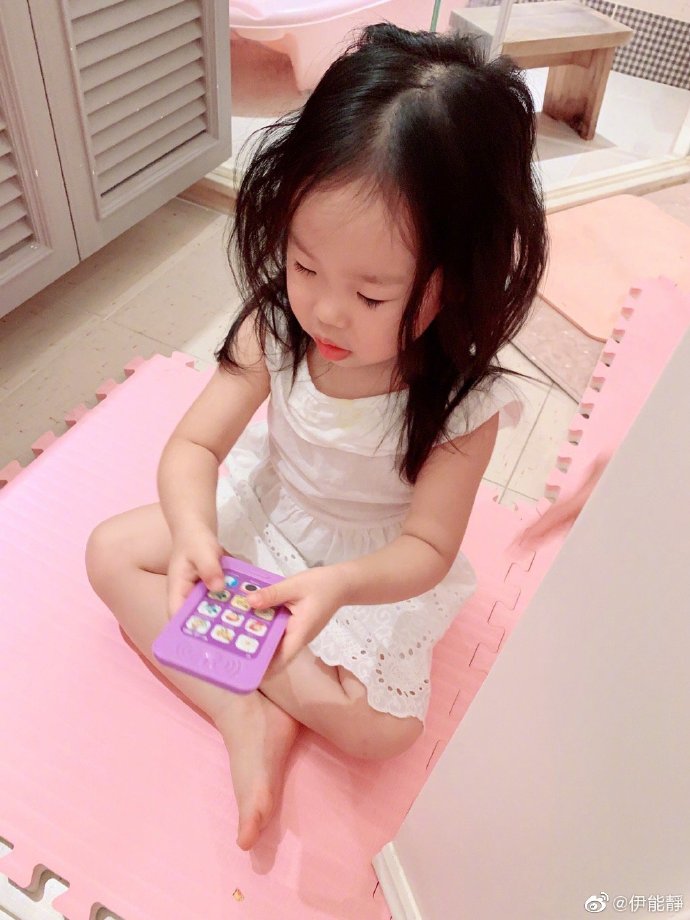 長大了！伊能靜曬「女兒3歲近照」公主氣質超迷人　穿上小洋裝「細長美腿飄仙氣」網：很像媽媽