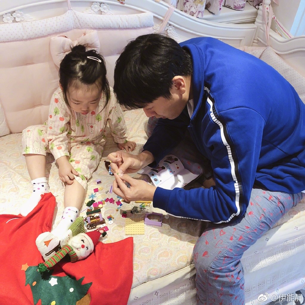 長大了！伊能靜曬「女兒3歲近照」公主氣質超迷人　穿上小洋裝「細長美腿飄仙氣」網：很像媽媽