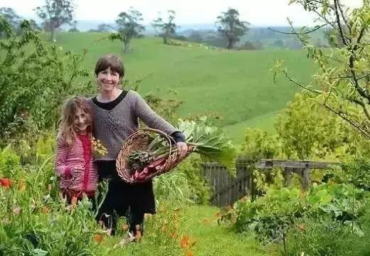 她13年前花光積蓄「買下700畝地」被笑瘋狂！如今「荒地→世外桃源」人人羨：花草為鄰人間仙境