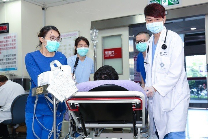 超甜！爺爺送急診狂冒汗　老伴「一個動作」瞬間康復　醫驚：我是電燈泡？