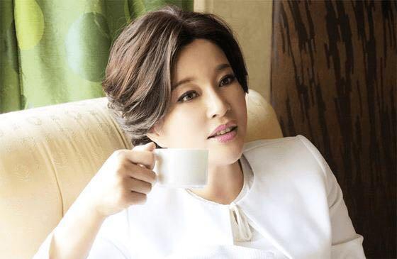 「歷經三段失敗婚姻」第四任富豪丈夫苦追30年才成功　婚後「千萬豪宅轉名下」今62歲被寵成像公主