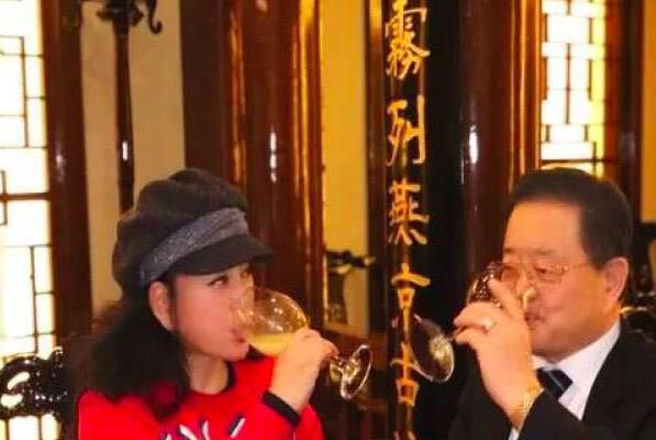 「歷經三段失敗婚姻」第四任富豪丈夫苦追30年才成功　婚後「千萬豪宅轉名下」今62歲被寵成像公主