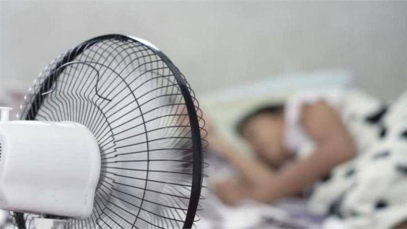 專家呼籲「睡覺開電風扇」會出現4大嚴重影響　網全傻眼：難怪起床身體都怪怪的！