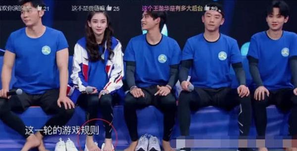 Baby脫掉鞋後，誰注意到她雙腳踩的位置？網友：素質是裝不出來的！ 