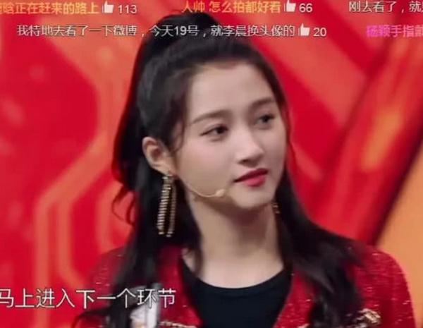 Baby脫掉鞋後，誰注意到她雙腳踩的位置？網友：素質是裝不出來的！ 